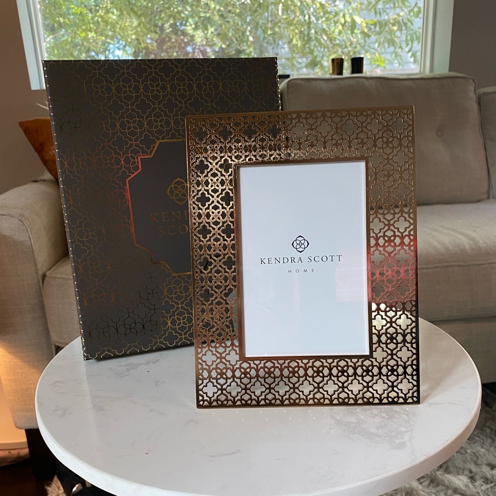 Kendra Scott Filigree Frame